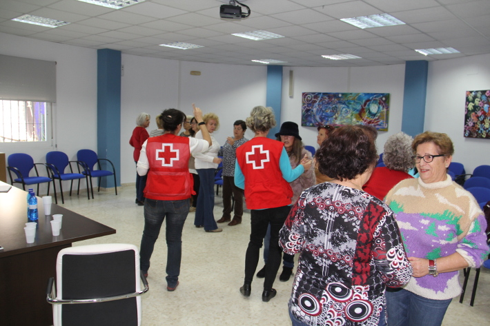 Cruz Roja y Ayuntamiento de Almuñécar celebran un taller de musicoterapia para los mayores